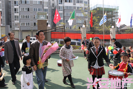 董事長(zhǎng)一行參觀由我司承建的愛(ài)德華國(guó)際幼兒園