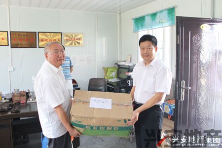 集團工會領(lǐng)導(dǎo)慰問高溫一線員工